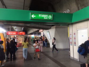 BTSモーチット駅３番出口